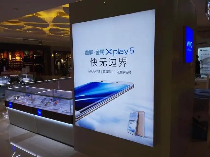 成都广告公司拉布灯箱的亮度与哪些方面有关？